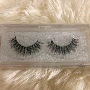 EYELASHES (HONEYY)